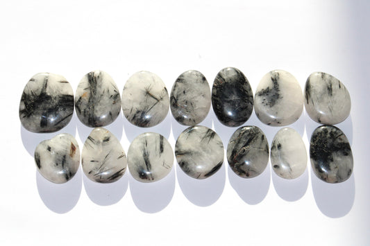 Quartz avec inclusions de tourmaline noire ; cristal de roche avec inclusions de tourmaline noire ; pierres naturelles ; lithothérapie ; signature minérale 