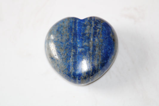 Lapis Lazuli en pierre naturelle; lapis lazuli en coeur ; lapis lazuli en forme de coeur ; coeur en lapis lazuli ; lapis lazuli sculpté ; pierres naturelles ; pierre naturelle ; lapis lazuli ; lithothérapie ; lithotherapie ; signature minérale ; signature minerale 