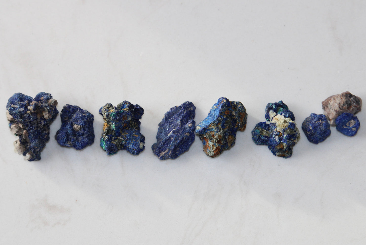 Azurite ; azurite brute ; pierre naturelle d'azurite ; minéraux d'azurite ; lithothérapie ; lithotherapie ; pierre naturelle ; pierres naturelles ; signature minérale ; signature minerale 