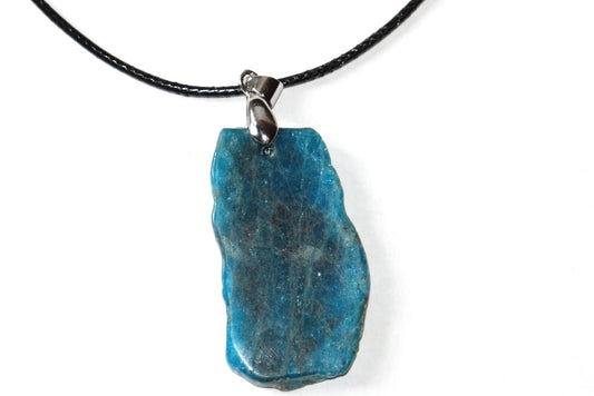 collier apatite bleue ; collier apatite bleue brute ; collier en pierre naturelle ; lithothérapie ; signature minérale ; signature minerale 