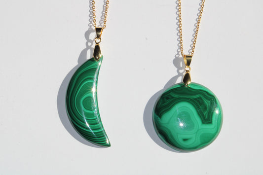 Collier en pierre naturelle de malachite; collier en malachite naturelle; collier en malachite et acier inoxydable; bijoux en malachite; pierre naturelle de malachite; malachite; bijoux en pierre ; lithothérapie; lithotherapie; signature minérale; signature minerale 