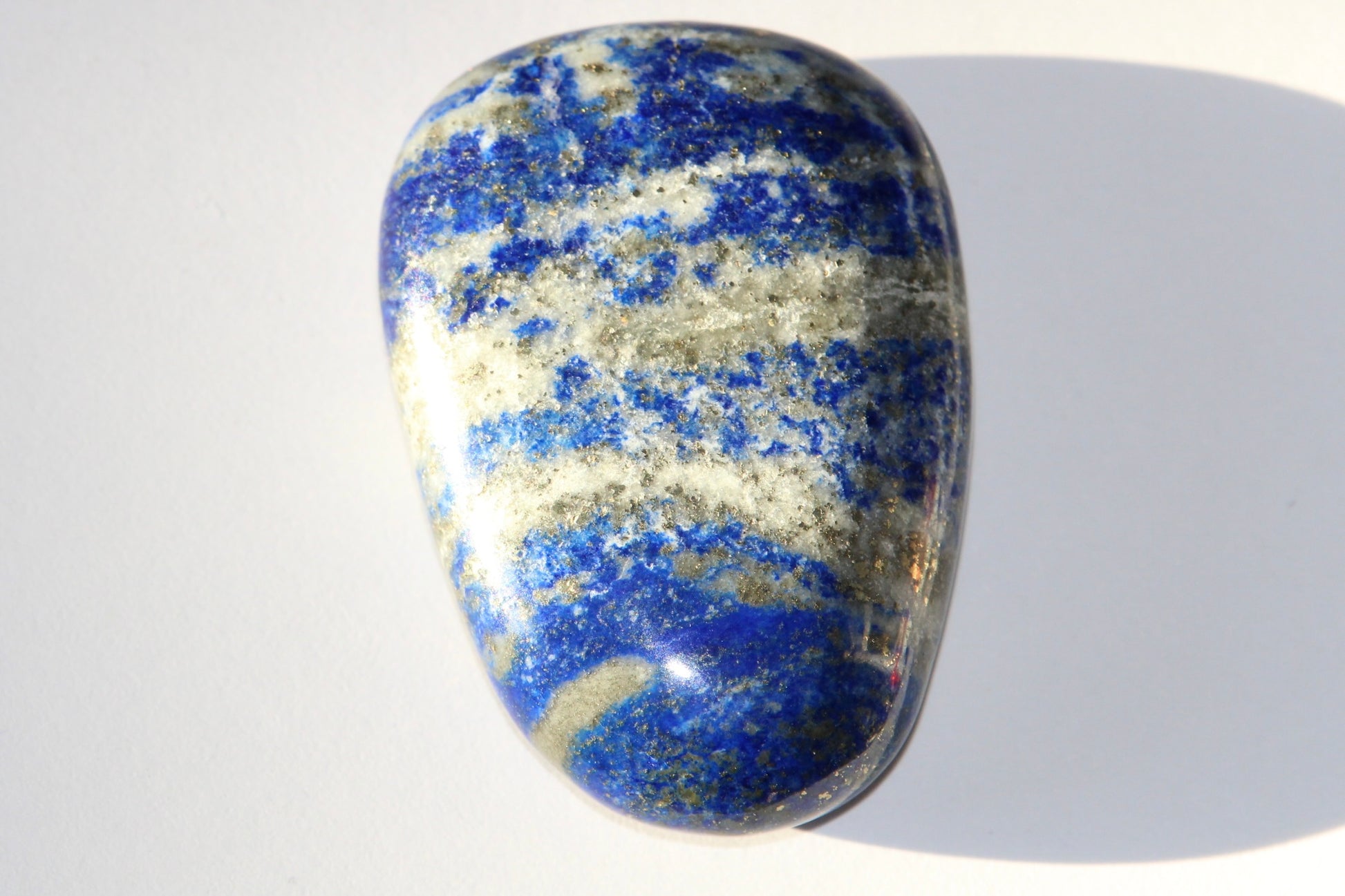 Galet en lapis lazuli ; lapis lazuli naturel ; pierre de lapis lazuli naturel ; pierre lapis lazuli ; lithothérapie ; énergie ; lithotherapie ; minéraux ; signature minérale ; signature minerale