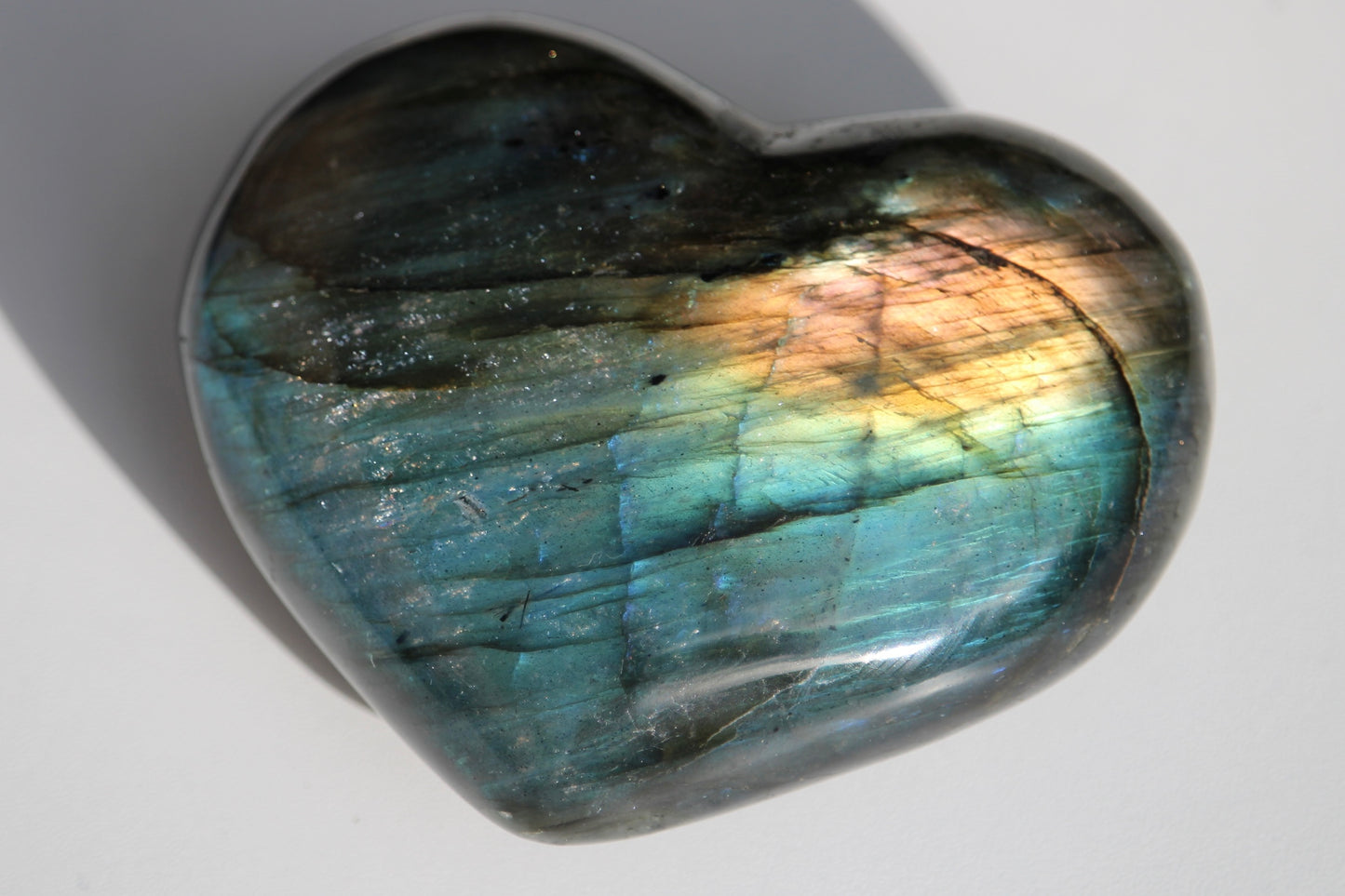 coeur en labradorite ; labradorite naturelle ; labradorite madagascar ; labradorite magnifique ; signature minérale ; signature minerale ; pierre naturelle ; pierres naturelles ; lithothérapie ; lithotherapie ; litotherapie